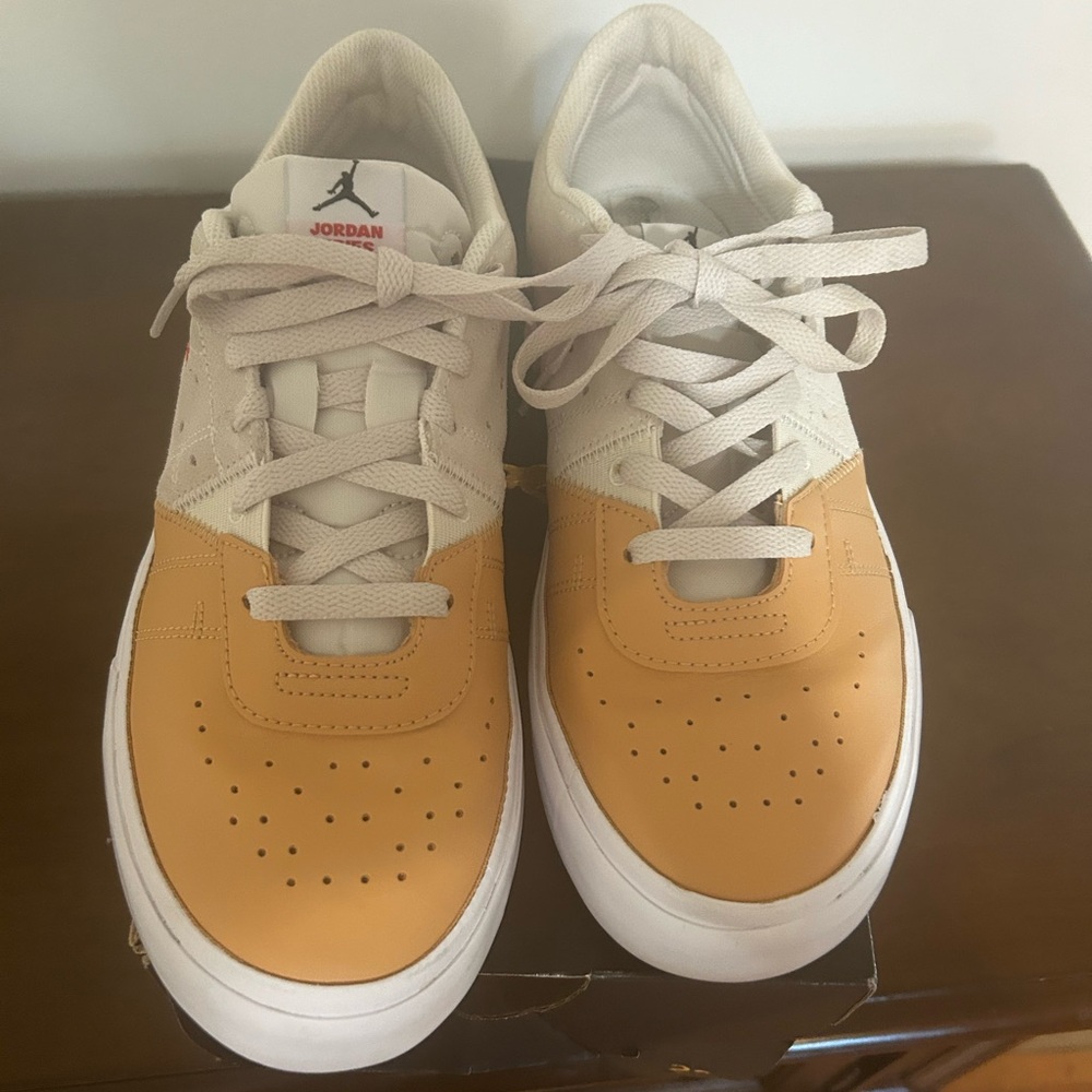 Men sneaker used in good condition beige like a burnt orange